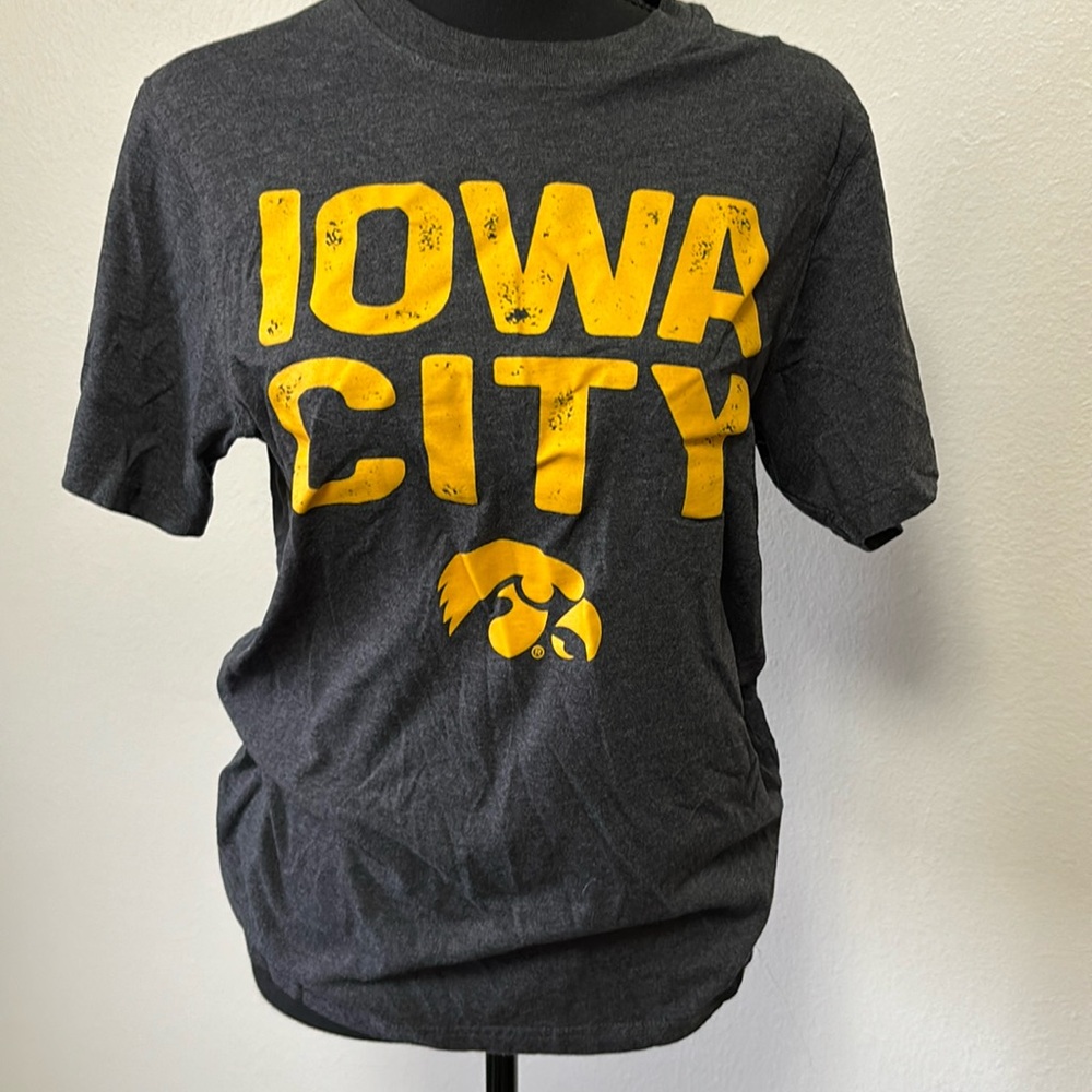 Iowa city t shirt size s
